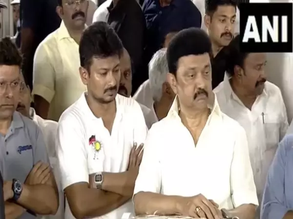 Tamil Nadu के मुख्यमंत्री और उपमुख्यमंत्री ने मुरासोली सेल्वम को अंतिम श्रद्धांजलि दी Tamil Nadu के मुख्यमंत्री और उपमुख्यमंत्री ने मुरासोली सेल्वम को अंतिम श्रद्धांजलि दी