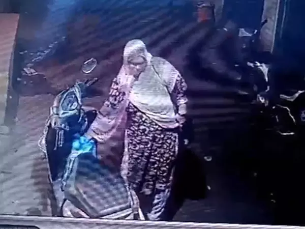 Bhopal में बोरे में मिली नवजात बच्ची की इलाज के दौरान मौत, महिला हिरासत में Bhopal में बोरे में मिली नवजात बच्ची की इलाज के दौरान मौत, महिला हिरासत में