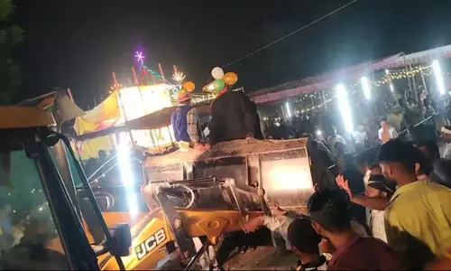 UP News: बड़ा हादसा,बुलडोजर ने कई लोगों को कुचला
