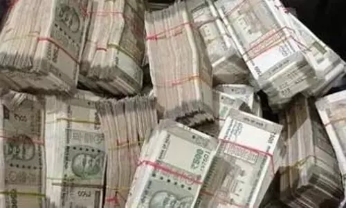 85 लाख कैश और 15 लाख के जेवर जब्त, घोटाले का खुलासा होने पर छापेमारी में मिले