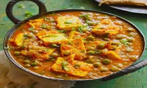 Recipe: घर पर कुकर में बनाएं मटर पनीर