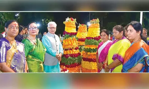 Telangana: राज्यपाल दम्पति ने बथुकम्मा में भाग लिया Telangana: राज्यपाल दम्पति ने बथुकम्मा में भाग लिया
