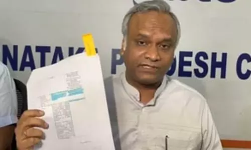 सिद्दारमैया के इस्तीफे की मांग पर भड़के प्रियांक खड़गे, कर्नाटक भाजपा अध्यक्ष पर लगे आरोप पत्र लहराए