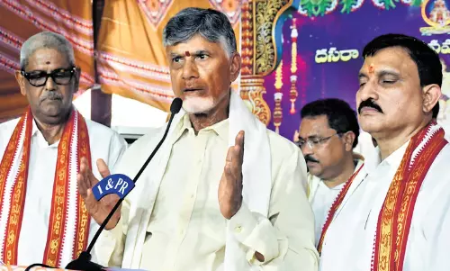 Moola Nakshatram: नायडू दुर्गा को रेशम के वस्त्र अर्पित Moola Nakshatram: नायडू दुर्गा को रेशम के वस्त्र अर्पित