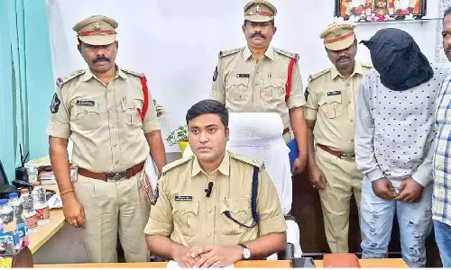 Andhra: मदनपल्ले में आभूषणों के लिए सीआई की मां की हत्या Andhra: मदनपल्ले में आभूषणों के लिए सीआई की मां की हत्या