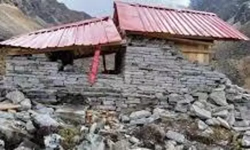 Dehradun: संयुक्त टीम ने पवित्र झील के पास बना ग्लेशियर बाबा का मंदिर ध्वस्त किया Dehradun: संयुक्त टीम ने पवित्र झील के पास बना ग्लेशियर बाबा का मंदिर ध्वस्त किया