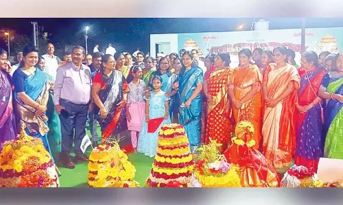 Telangana: बथुकम्मा तेलंगाना संस्कृति को दर्शाता है: कलेक्टर Telangana: बथुकम्मा तेलंगाना संस्कृति को दर्शाता है: कलेक्टर