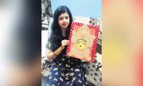 Odisha: शिक्षक ने 3,057 धान के दानों से बनाई दुर्गा प्रतिमा Odisha: शिक्षक ने 3,057 धान के दानों से बनाई दुर्गा प्रतिमा