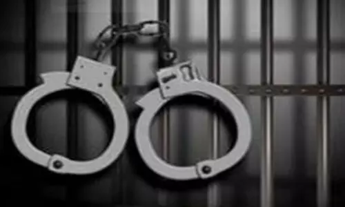 Tamil: तमिलनाडु में नाबालिग का अपहरण कर उससे शादी करने के आरोप में 36 वर्षीय व्यक्ति गिरफ्तार Tamil: तमिलनाडु में नाबालिग का अपहरण कर उससे शादी करने के आरोप में 36 वर्षीय व्यक्ति गिरफ्तार