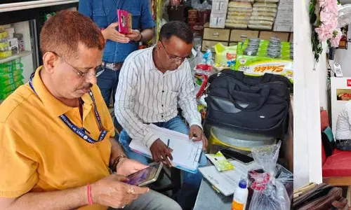 किराना और मिठाई दुकानों में खाद्य विभाग की दबिश