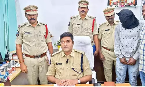 Andhra: मदनपल्ले में आभूषणों के लिए सीआई की मां की हत्या Andhra: मदनपल्ले में आभूषणों के लिए सीआई की मां की हत्या