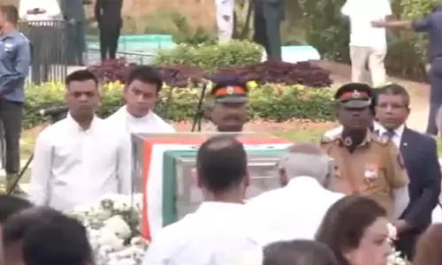 Ratan Tata: तिरंगे में लिपटा रतन टाटा का पार्थिव शरीर, देशभर में शोक की लहर