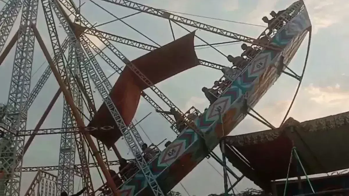 Pilibhit: दुदुर्गा पूजा मेले में झूला टूटने से कई बच्चे गिरकर घायल, एक की हालत गंभीर