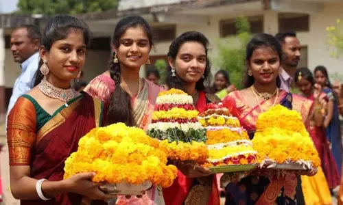 KCR, KTR, Harish ने सद्दुला बथुकम्मा उत्सव पर शुभकामनाएं दीं KCR, KTR, Harish ने सद्दुला बथुकम्मा उत्सव पर शुभकामनाएं दीं
