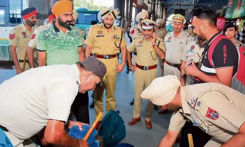 त्यौहारी सीजन और ग्रामीण चुनावों से पहले पुलिस ने Amritsar में तलाशी अभियान चलाया