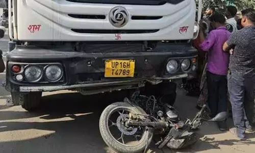 Noida: नोएडा में ट्रक की बाइक से टक्कर में 6 साल की बच्ची की मौत