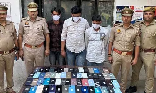 Noida: नोएडा में मुठभेड़ के बाद तीन मोबाइल स्नैचर गिरफ्तार