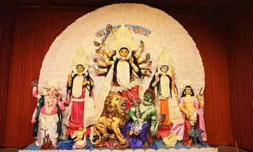 Noida: नोएडा के पंडालों में कोलकाता बलात्कार पीड़िता को श्रद्धांजलि दी गई Noida: नोएडा के पंडालों में कोलकाता बलात्कार पीड़िता को श्रद्धांजलि दी गई