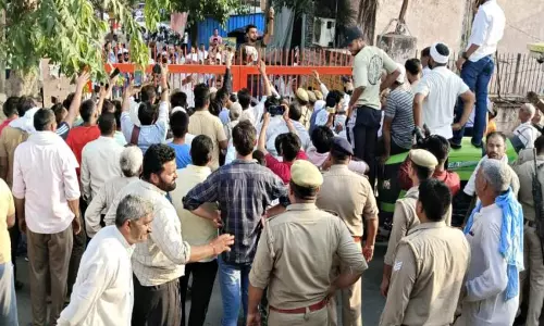 Shamli: बकाया गन्ना भुगतान की मांग को लेकर धरने पर बैठे किसान