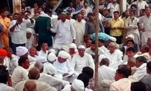Shamli: शुगर मिल पर किसानों के धरने में पहुंचे खाप चौधरी