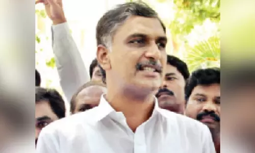 Telangana में बिना किसी धूमधाम के कल्याण लक्ष्मी चेक वितरित किए