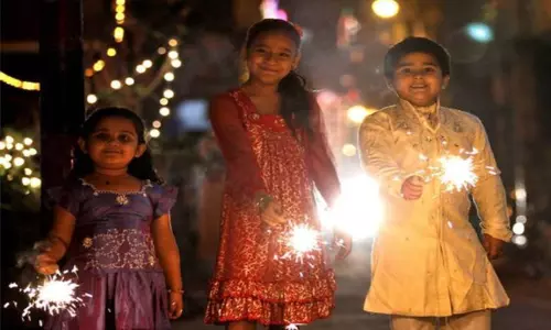 Diwali पर बच्चों का खास ख्याल रखें पटाखे जलाते समय इन गलतियों से बचे Diwali पर बच्चों का खास ख्याल रखें पटाखे जलाते समय इन गलतियों से बचे