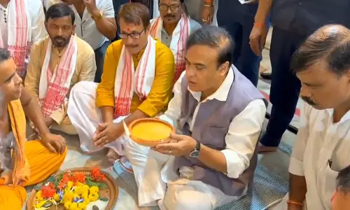 Assam के मुख्यमंत्री ने महाषष्ठी पर कई दुर्गा पूजा पंडालों का दौरा किया