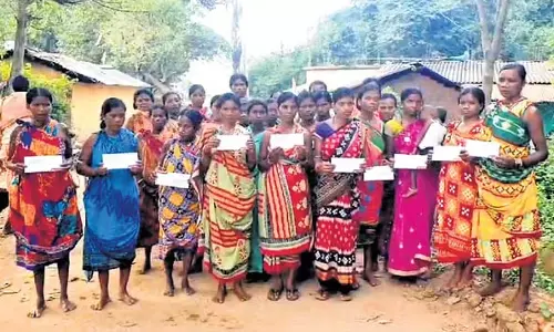 Odisha में आशा कार्यकर्ता और परिवार ने 100 से अधिक महिलाओं से 50 लाख रुपये ठगे Odisha में आशा कार्यकर्ता और परिवार ने 100 से अधिक महिलाओं से 50 लाख रुपये ठगे
