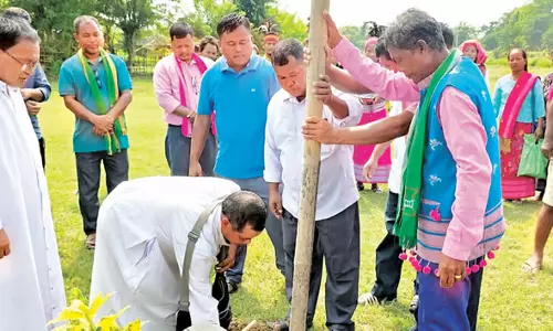 Assam : पश्चिम कार्बी आंगलोंग में वांगला उत्सव के लिए लाई खुटा बनाया गया