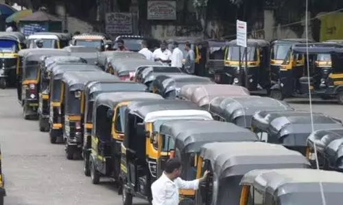 Pune: ऑटो चालकों ने यात्रियों को प्रीपेड सुविधा का उपयोग करने से रोका Pune: ऑटो चालकों ने यात्रियों को प्रीपेड सुविधा का उपयोग करने से रोका