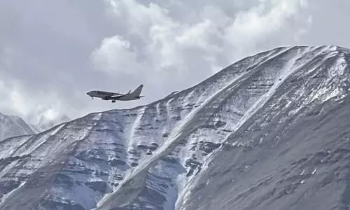 Ladakh: लद्दाख में मौसम की पहली बर्फबारी हुई