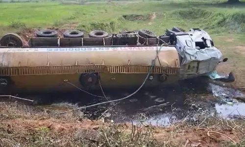 केमिकल ले जा रही वाहन दुर्घटनाग्रस्त, ड्राइवर गंभीर रूप से घायल