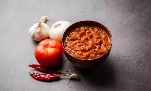 सूखी लाल मिर्च और लहसुन से बनी चटनी आपके खाने में इतना स्वाद ला देती सूखी लाल मिर्च और लहसुन से बनी चटनी आपके खाने में इतना स्वाद ला देती