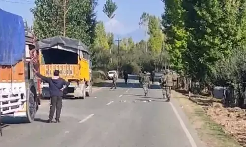 Jammu: हंदवाड़ा-बारामुल्ला राजमार्ग पर यातायात बहाल Jammu: हंदवाड़ा-बारामुल्ला राजमार्ग पर यातायात बहाल