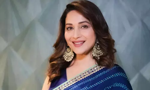 Kareena Kapoor और माधुरी दीक्षित के मेकअप लुक में एक बात समान Kareena Kapoor और माधुरी दीक्षित के मेकअप लुक में एक बात समान