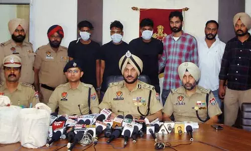 Punjab: 5 किलो हेरोइन, 3.95 लाख रुपये जब्त, तीन गिरफ्तार Punjab: 5 किलो हेरोइन, 3.95 लाख रुपये जब्त, तीन गिरफ्तार