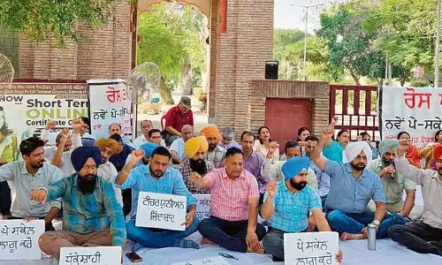 Punjab: शिक्षकों का वेतन संशोधन की मांग को लेकर विरोध प्रदर्शन 24वें दिन भी जारी