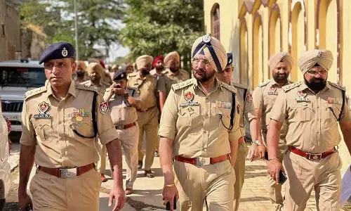 Police तस्करों और उनके परिवारों को अवैध व्यापार से दूर रहने के लिए प्रेरित कर रही