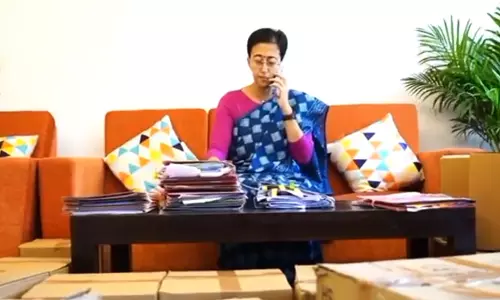 पैक किए गए सामान के बीच फाइल पर हस्ताक्षर, CM का हैरान करने वाला VIDEO