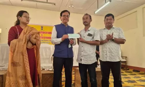 Kokrajhar: उरखाओ ग्वारा ने दुर्गा समितियों को वित्तीय सहायता वितरित