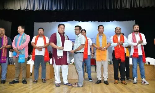 कोकराझार: CEM प्रमोद बोरो ने शिक्षकों को नियुक्ति पत्र वितरित किए कोकराझार: CEM प्रमोद बोरो ने शिक्षकों को नियुक्ति पत्र वितरित किए