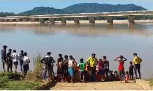Odisha के ढेंकनाल जिले में पिता की मौजूदगी में युवक ने नदी में छलांग लगा दी Odisha के ढेंकनाल जिले में पिता की मौजूदगी में युवक ने नदी में छलांग लगा दी