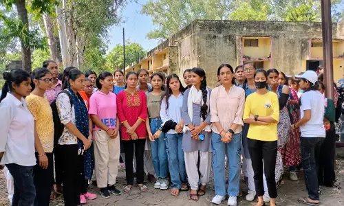 Meerut: छात्राओं ने अगले सेमेस्टर में प्रमोट किए जाने को लेकर कॉलेज में हंगामा प्रदर्शन किया