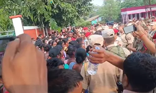 Assam के चाय श्रमिकों की पुलिस से झड़प: बक्सा में बोनस की मांग बढ़ी