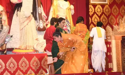 अचानक दुर्गा पंडाल में सीटी बजी और काजोल को गुस्सा आ गया