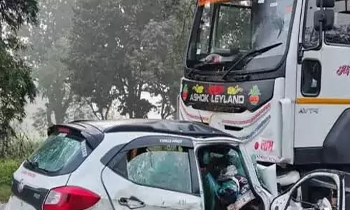 कार सवार युवक-युवती की मौत, ट्रक से टकराई गाड़ी