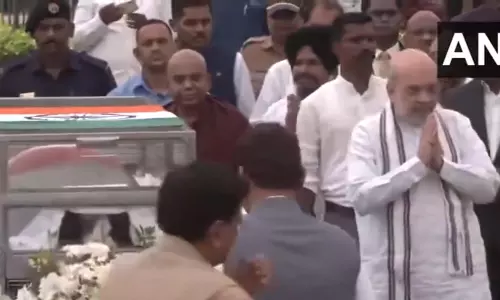 रतन टाटा निधन: नेताओं से लेकर अभिनेता, खिलाड़ी और आम लोग अंतिम दर्शन के लिए पहुंच रहे...रो पड़े केंद्रीय मंत्री