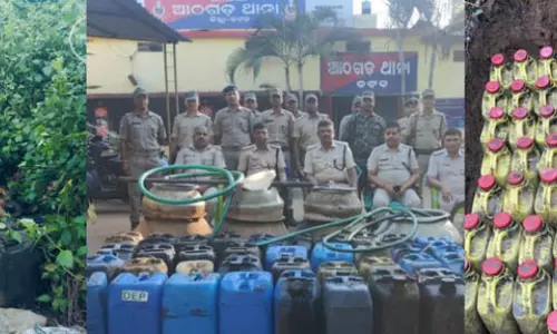 Athagarh: पुलिस ने छापेमारी तेज की, भारी मात्रा में अवैध शराब जब्त