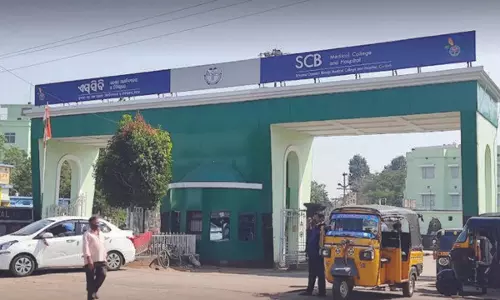 ओडिशा: SCB स्टाफ हेपेटाइटिस मरीज से रिश्वत लेते पकड़ा गया