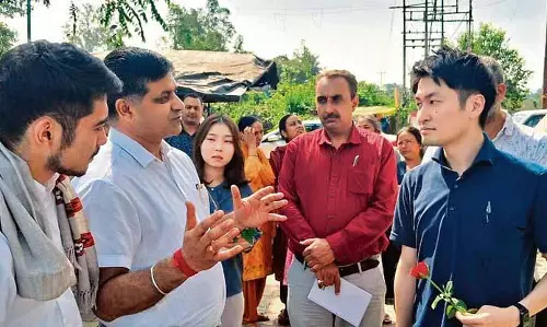 Himachal: जापानी टीम किसानों को मशरूम उगाने में मदद कर रही ,ताकि उनकी आय बढ़े Himachal: जापानी टीम किसानों को मशरूम उगाने में मदद कर रही ,ताकि उनकी आय बढ़े